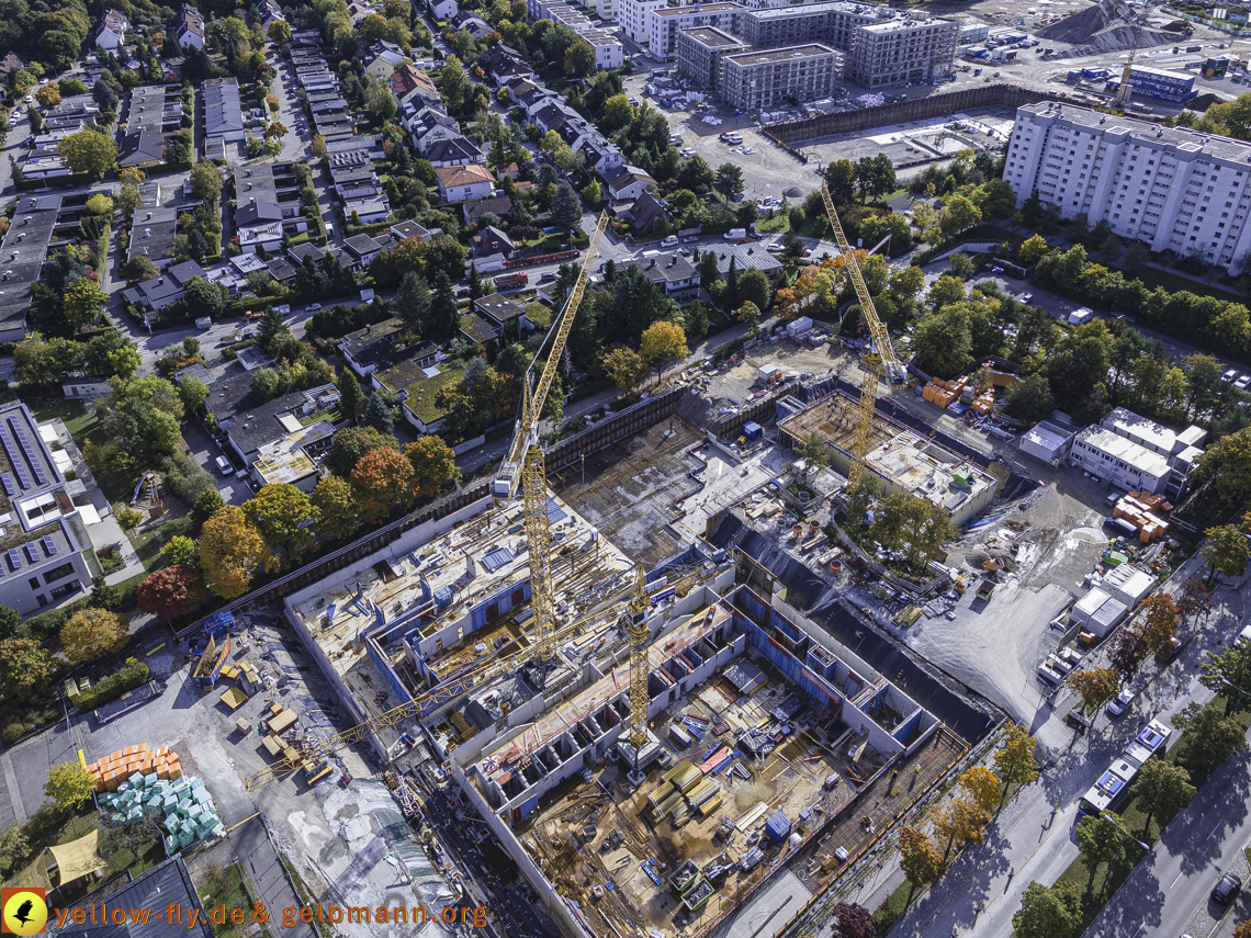 15.10.2021 - Marx-Zentrum, die kleinere Wohnanlage am Karl-Marx-Ring 52-62, Alexisquartier und Grundschule in Neuperlach