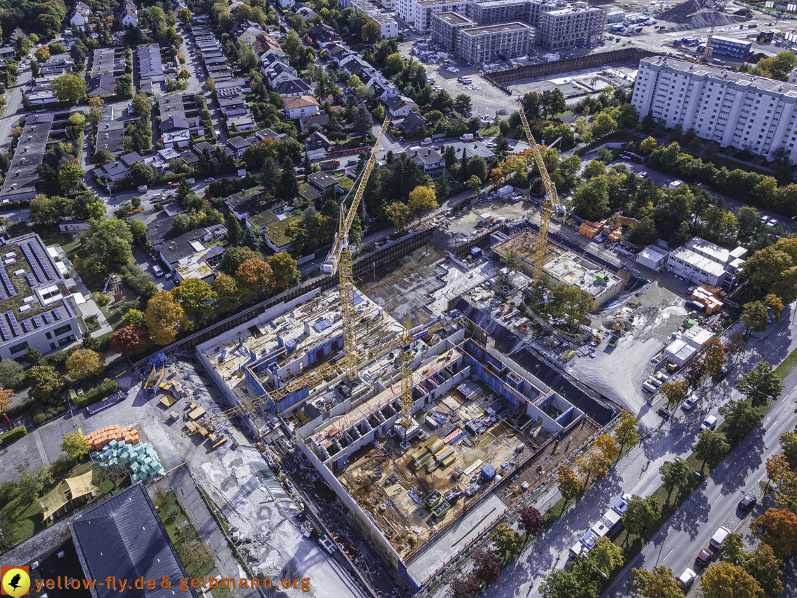 15.10.2021 - Marx-Zentrum, die kleinere Wohnanlage am Karl-Marx-Ring 52-62, Alexisquartier und Grundschule in Neuperlach