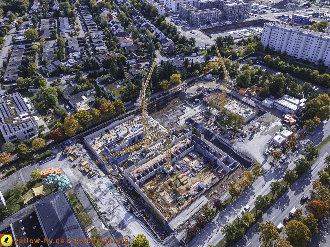 15.10.2021 - Marx-Zentrum, die kleinere Wohnanlage am Karl-Marx-Ring 52-62, Alexisquartier und Grundschule in Neuperlach
