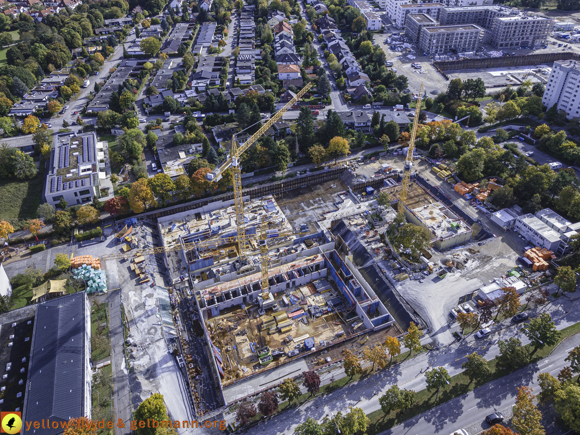 15.10.2021 - Marx-Zentrum, die kleinere Wohnanlage am Karl-Marx-Ring 52-62, Alexisquartier und Grundschule in Neuperlach