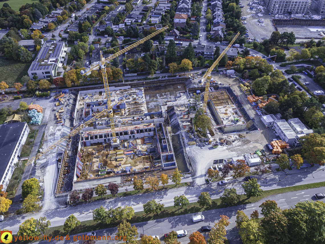 15.10.2021 - Marx-Zentrum, die kleinere Wohnanlage am Karl-Marx-Ring 52-62, Alexisquartier und Grundschule in Neuperlach