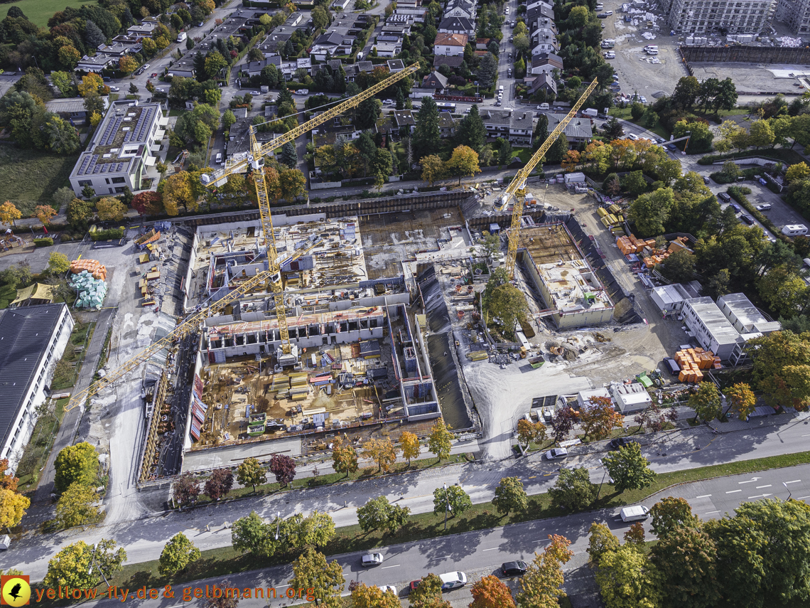 15.10.2021 - Marx-Zentrum, die kleinere Wohnanlage am Karl-Marx-Ring 52-62, Alexisquartier und Grundschule in Neuperlach