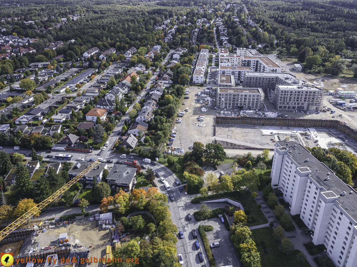 15.10.2021 - Marx-Zentrum, die kleinere Wohnanlage am Karl-Marx-Ring 52-62, Alexisquartier und Grundschule in Neuperlach