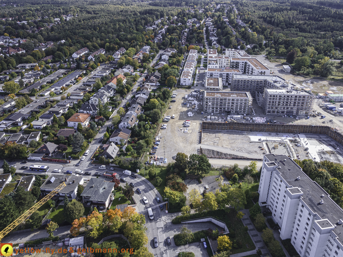 15.10.2021 - Marx-Zentrum, die kleinere Wohnanlage am Karl-Marx-Ring 52-62, Alexisquartier und Grundschule in Neuperlach