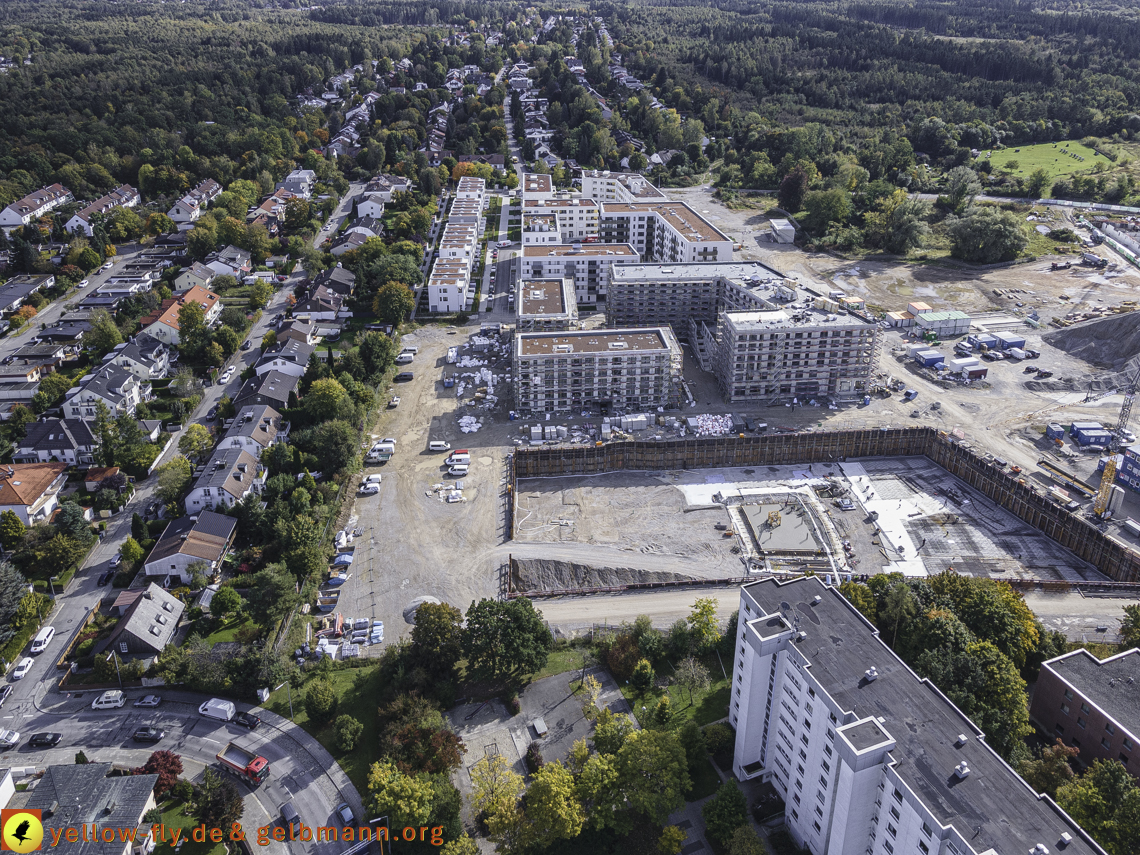 15.10.2021 - Marx-Zentrum, die kleinere Wohnanlage am Karl-Marx-Ring 52-62, Alexisquartier und Grundschule in Neuperlach