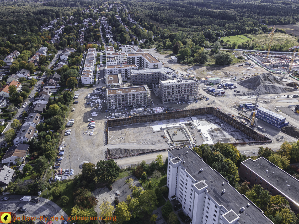 15.10.2021 - Marx-Zentrum, die kleinere Wohnanlage am Karl-Marx-Ring 52-62, Alexisquartier und Grundschule in Neuperlach