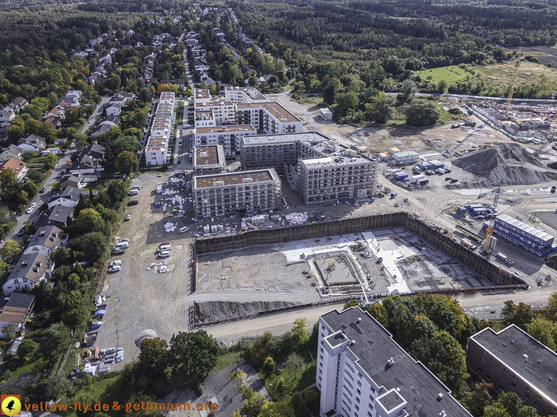 15.10.2021 - Marx-Zentrum, die kleinere Wohnanlage am Karl-Marx-Ring 52-62, Alexisquartier und Grundschule in Neuperlach