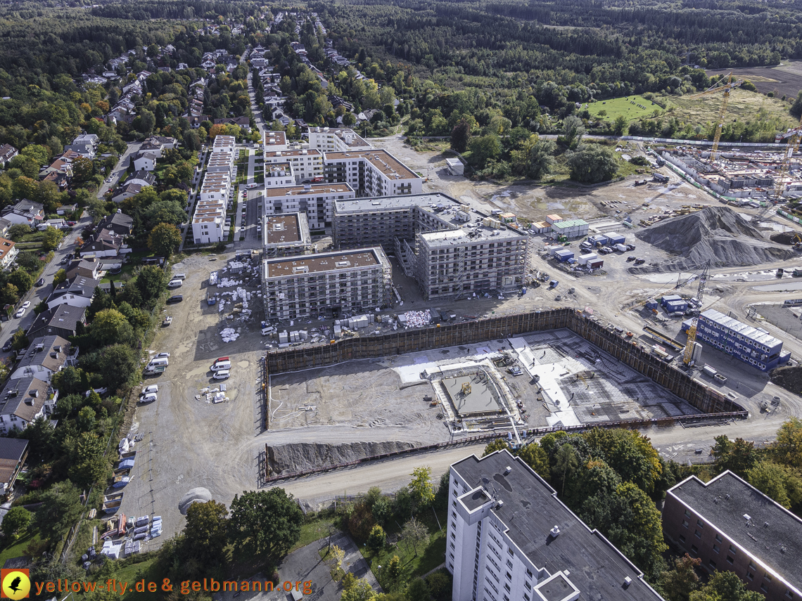 15.10.2021 - Marx-Zentrum, die kleinere Wohnanlage am Karl-Marx-Ring 52-62, Alexisquartier und Grundschule in Neuperlach