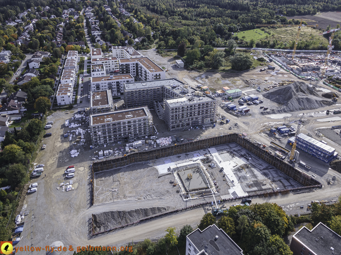 15.10.2021 - Marx-Zentrum, die kleinere Wohnanlage am Karl-Marx-Ring 52-62, Alexisquartier und Grundschule in Neuperlach