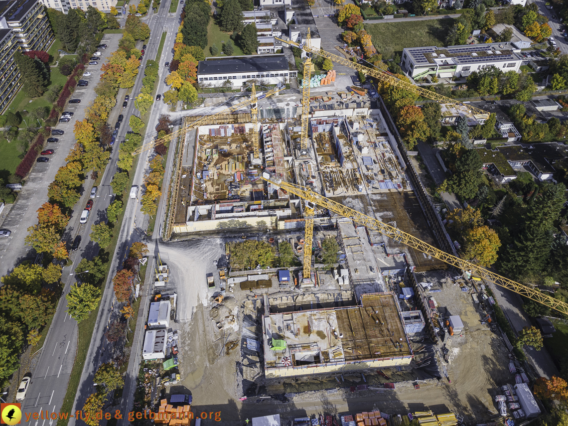 15.10.2021 - Marx-Zentrum, die kleinere Wohnanlage am Karl-Marx-Ring 52-62, Alexisquartier und Grundschule in Neuperlach