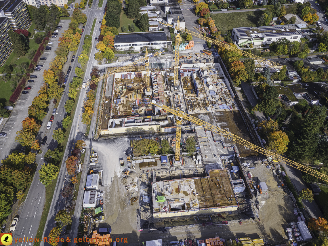 15.10.2021 - Marx-Zentrum, die kleinere Wohnanlage am Karl-Marx-Ring 52-62, Alexisquartier und Grundschule in Neuperlach