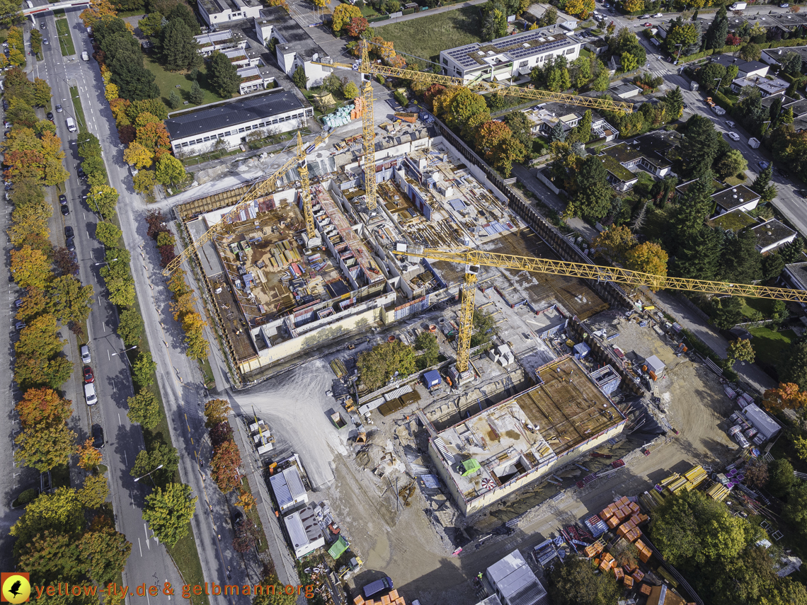 15.10.2021 - Marx-Zentrum, die kleinere Wohnanlage am Karl-Marx-Ring 52-62, Alexisquartier und Grundschule in Neuperlach