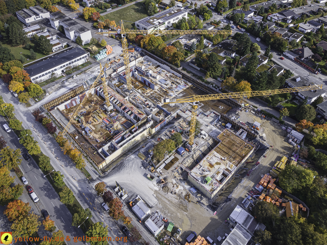 15.10.2021 - Marx-Zentrum, die kleinere Wohnanlage am Karl-Marx-Ring 52-62, Alexisquartier und Grundschule in Neuperlach