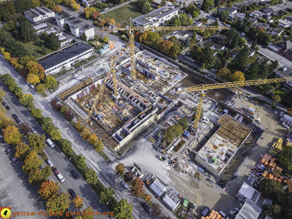 15.10.2021 - Marx-Zentrum, die kleinere Wohnanlage am Karl-Marx-Ring 52-62, Alexisquartier und Grundschule in Neuperlach