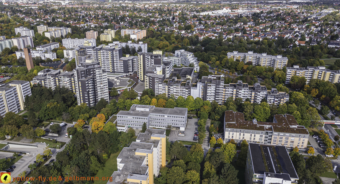 15.10.2021 - Marx-Zentrum, die kleinere Wohnanlage am Karl-Marx-Ring 52-62, Alexisquartier und Grundschule in Neuperlach