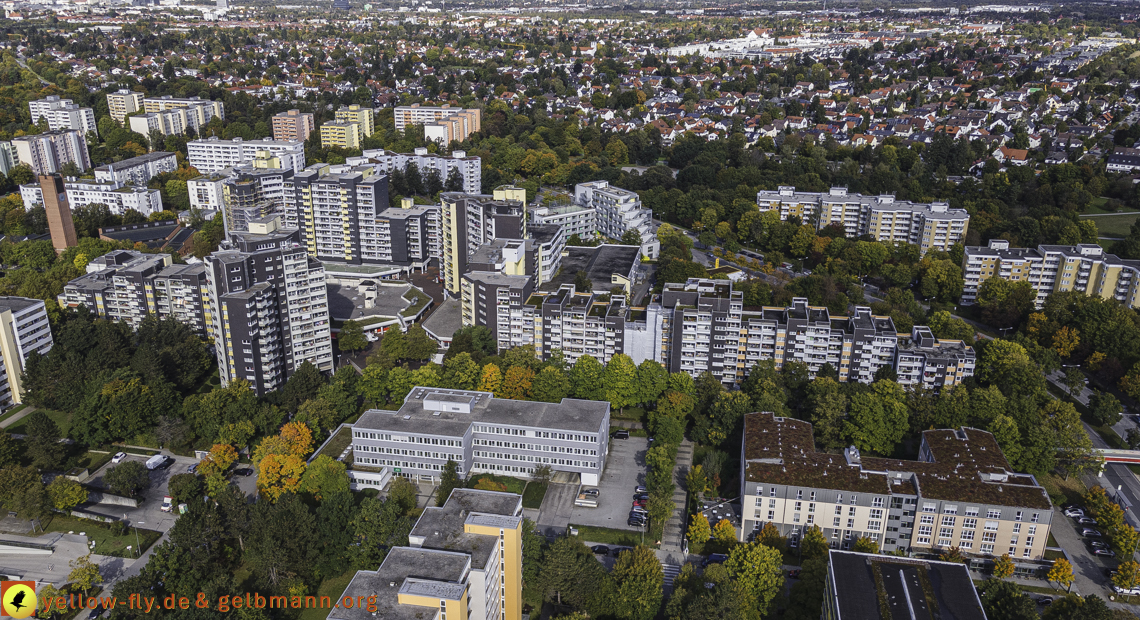 15.10.2021 - Marx-Zentrum, die kleinere Wohnanlage am Karl-Marx-Ring 52-62, Alexisquartier und Grundschule in Neuperlach