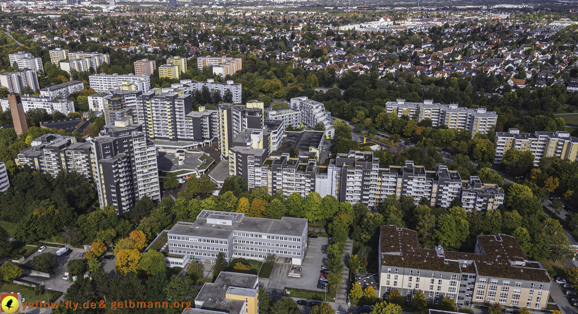 15.10.2021 - Marx-Zentrum, die kleinere Wohnanlage am Karl-Marx-Ring 52-62, Alexisquartier und Grundschule in Neuperlach