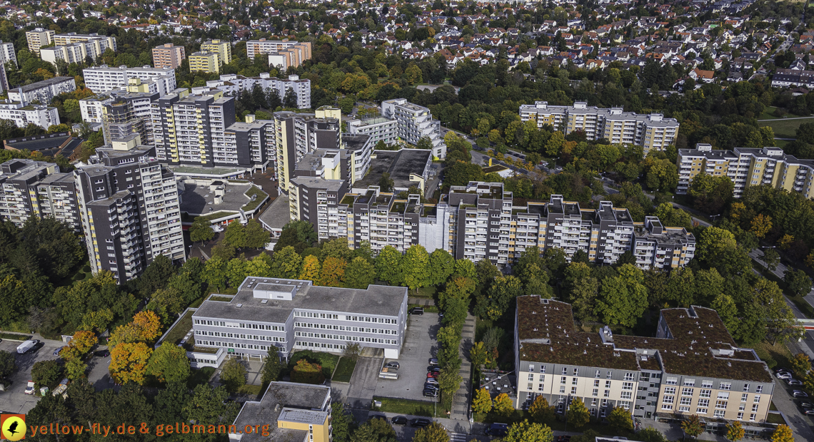 15.10.2021 - Marx-Zentrum, die kleinere Wohnanlage am Karl-Marx-Ring 52-62, Alexisquartier und Grundschule in Neuperlach