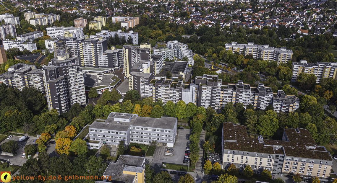 15.10.2021 - Marx-Zentrum, die kleinere Wohnanlage am Karl-Marx-Ring 52-62, Alexisquartier und Grundschule in Neuperlach