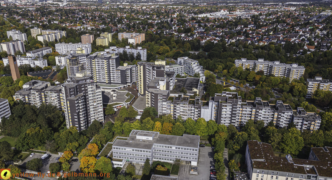 15.10.2021 - Marx-Zentrum, die kleinere Wohnanlage am Karl-Marx-Ring 52-62, Alexisquartier und Grundschule in Neuperlach