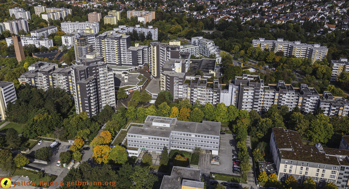 15.10.2021 - Marx-Zentrum, die kleinere Wohnanlage am Karl-Marx-Ring 52-62, Alexisquartier und Grundschule in Neuperlach