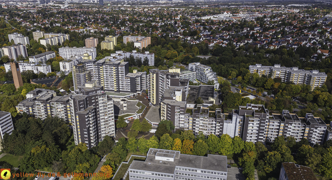 15.10.2021 - Marx-Zentrum, die kleinere Wohnanlage am Karl-Marx-Ring 52-62, Alexisquartier und Grundschule in Neuperlach