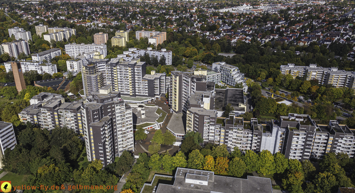 15.10.2021 - Marx-Zentrum, die kleinere Wohnanlage am Karl-Marx-Ring 52-62, Alexisquartier und Grundschule in Neuperlach