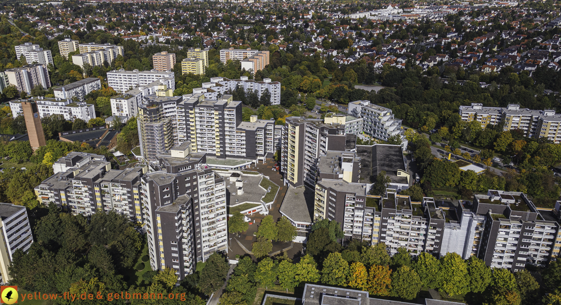 15.10.2021 - Marx-Zentrum, die kleinere Wohnanlage am Karl-Marx-Ring 52-62, Alexisquartier und Grundschule in Neuperlach