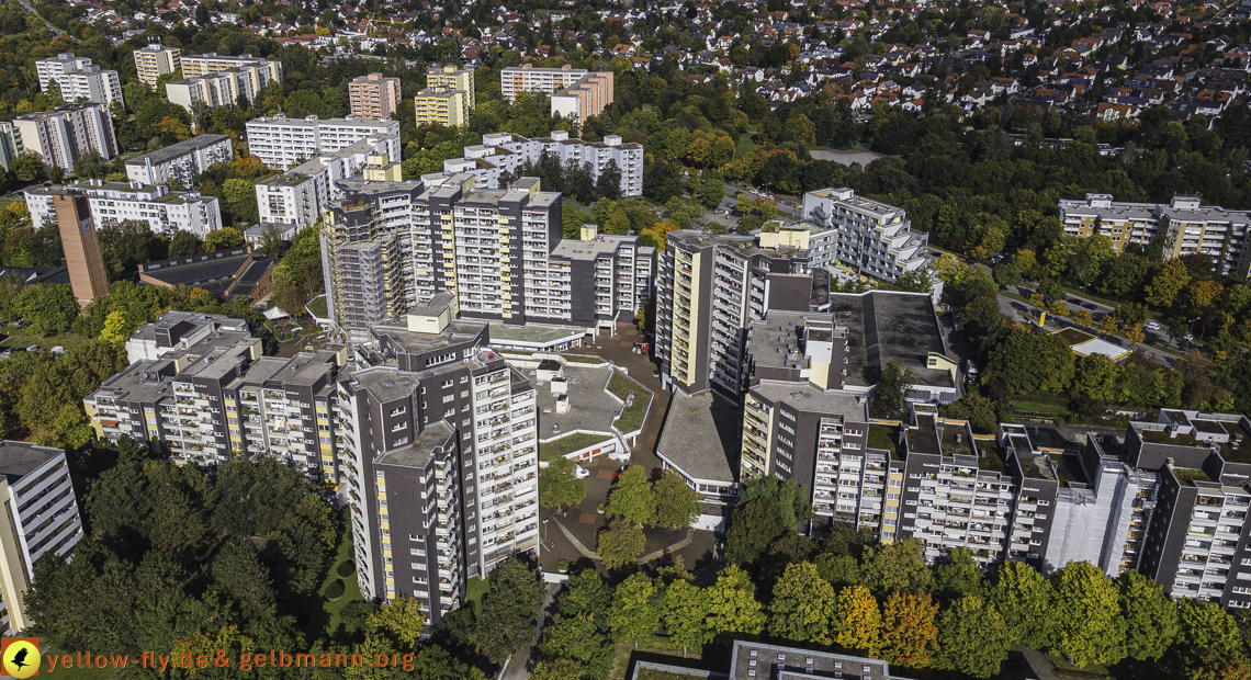 15.10.2021 - Marx-Zentrum, die kleinere Wohnanlage am Karl-Marx-Ring 52-62, Alexisquartier und Grundschule in Neuperlach