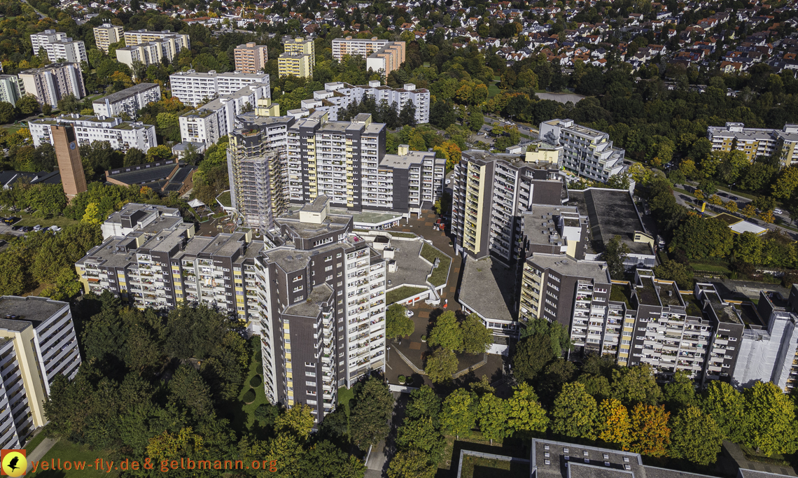 15.10.2021 - Marx-Zentrum, die kleinere Wohnanlage am Karl-Marx-Ring 52-62, Alexisquartier und Grundschule in Neuperlach