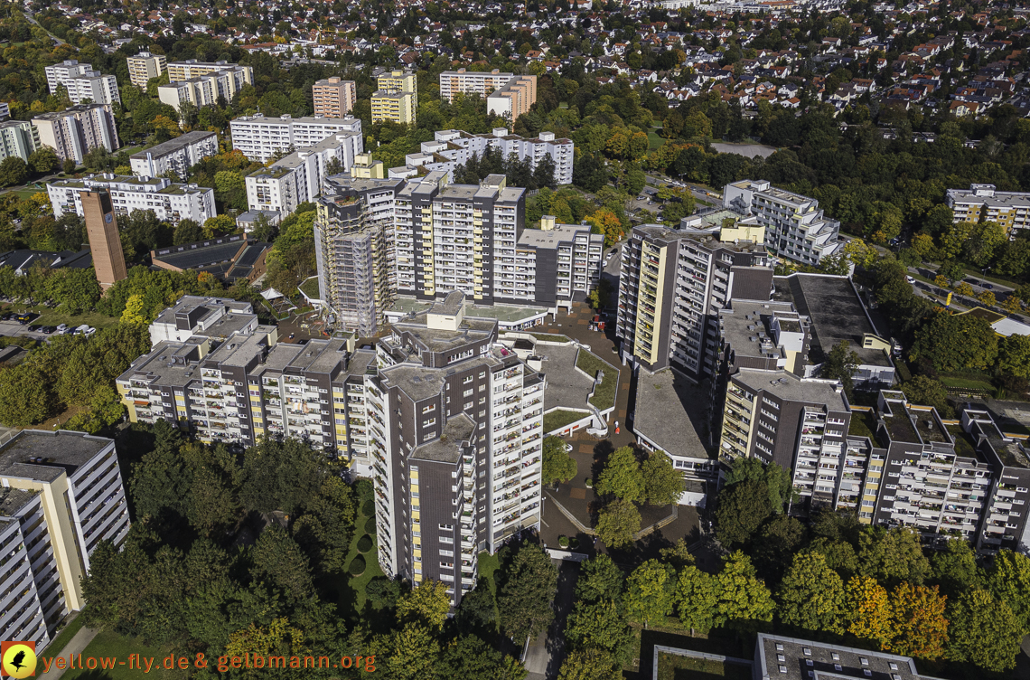 15.10.2021 - Marx-Zentrum, die kleinere Wohnanlage am Karl-Marx-Ring 52-62, Alexisquartier und Grundschule in Neuperlach