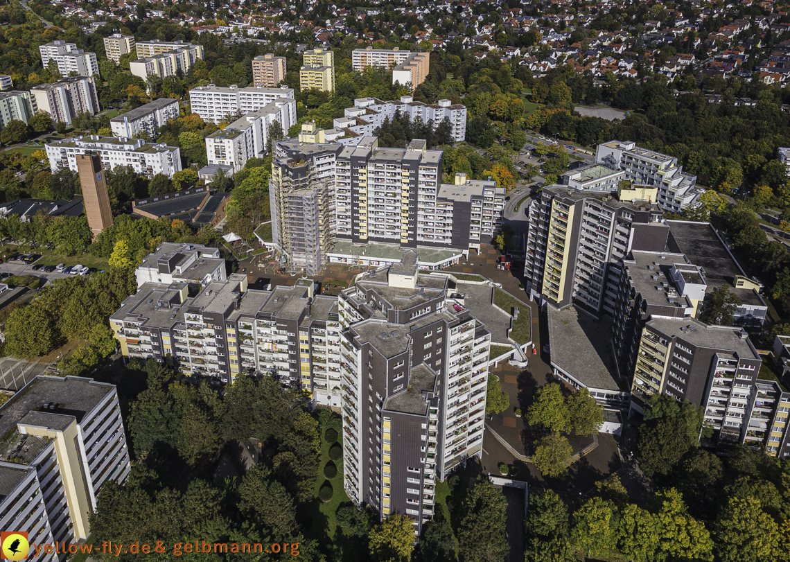 15.10.2021 - Marx-Zentrum, die kleinere Wohnanlage am Karl-Marx-Ring 52-62, Alexisquartier und Grundschule in Neuperlach