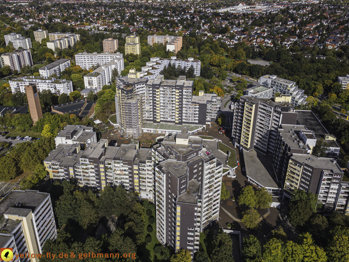 15.10.2021 - Marx-Zentrum, die kleinere Wohnanlage am Karl-Marx-Ring 52-62, Alexisquartier und Grundschule in Neuperlach
