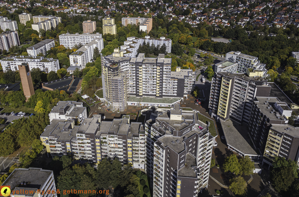 15.10.2021 - Marx-Zentrum, die kleinere Wohnanlage am Karl-Marx-Ring 52-62, Alexisquartier und Grundschule in Neuperlach