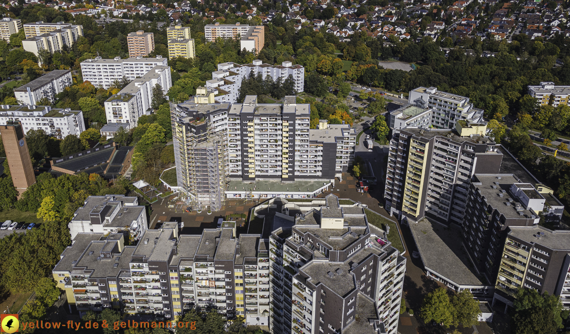15.10.2021 - Marx-Zentrum, die kleinere Wohnanlage am Karl-Marx-Ring 52-62, Alexisquartier und Grundschule in Neuperlach