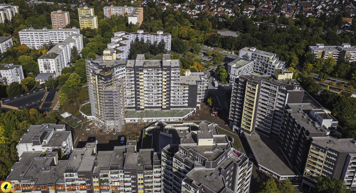 15.10.2021 - Marx-Zentrum, die kleinere Wohnanlage am Karl-Marx-Ring 52-62, Alexisquartier und Grundschule in Neuperlach