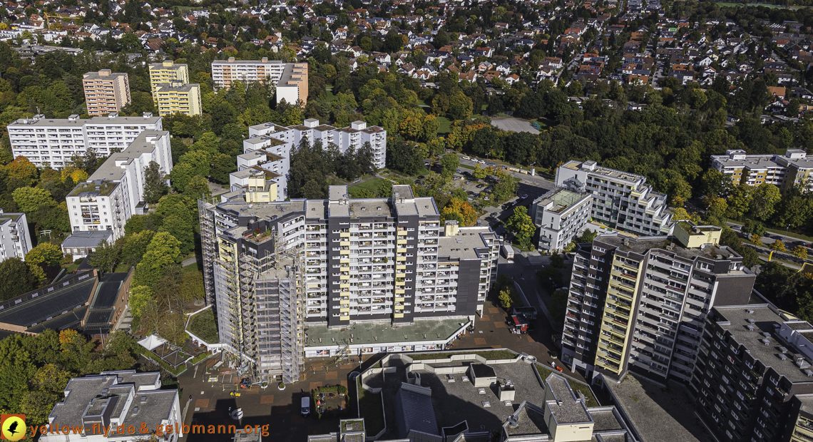 15.10.2021 - Marx-Zentrum, die kleinere Wohnanlage am Karl-Marx-Ring 52-62, Alexisquartier und Grundschule in Neuperlach