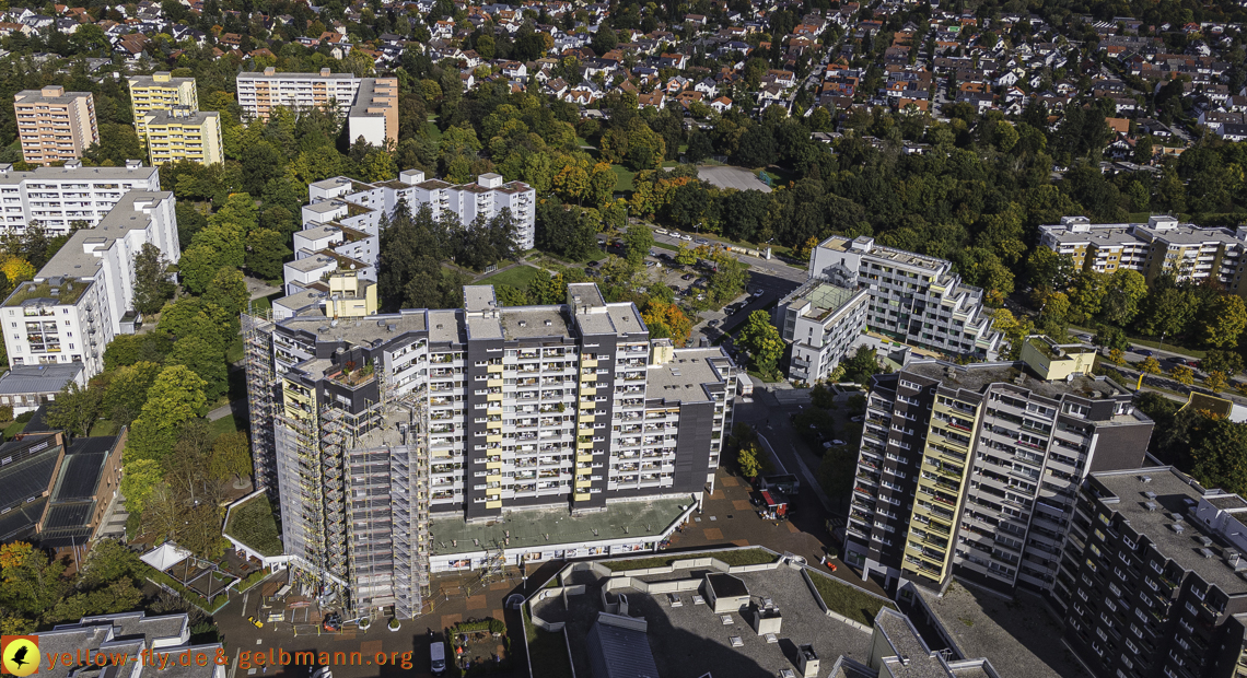 15.10.2021 - Marx-Zentrum, die kleinere Wohnanlage am Karl-Marx-Ring 52-62, Alexisquartier und Grundschule in Neuperlach