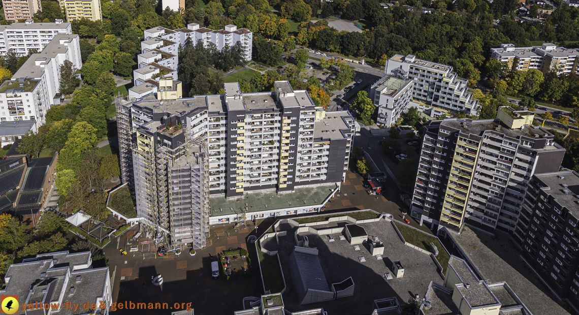 15.10.2021 - Marx-Zentrum, die kleinere Wohnanlage am Karl-Marx-Ring 52-62, Alexisquartier und Grundschule in Neuperlach