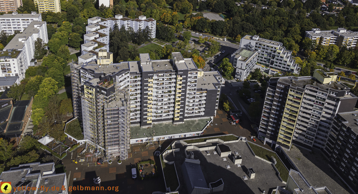 15.10.2021 - Marx-Zentrum, die kleinere Wohnanlage am Karl-Marx-Ring 52-62, Alexisquartier und Grundschule in Neuperlach