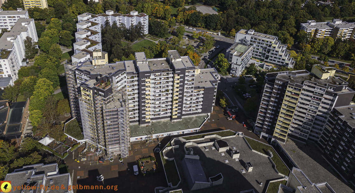 15.10.2021 - Marx-Zentrum, die kleinere Wohnanlage am Karl-Marx-Ring 52-62, Alexisquartier und Grundschule in Neuperlach