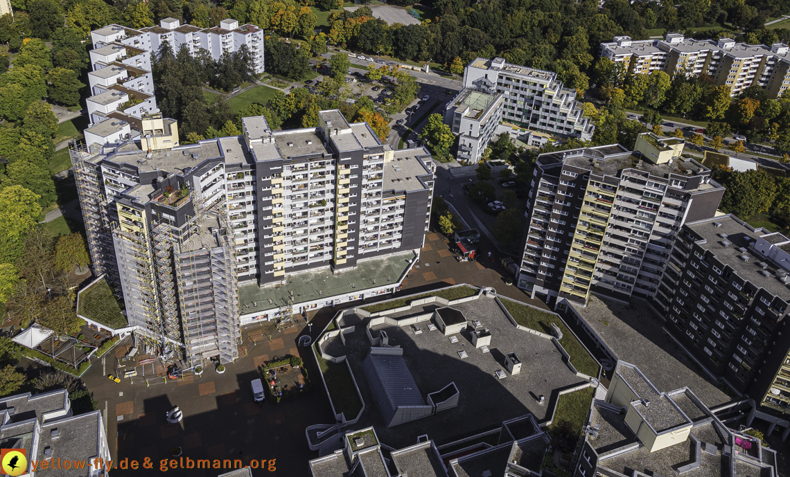 15.10.2021 - Marx-Zentrum, die kleinere Wohnanlage am Karl-Marx-Ring 52-62, Alexisquartier und Grundschule in Neuperlach