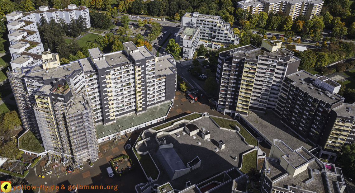 15.10.2021 - Marx-Zentrum, die kleinere Wohnanlage am Karl-Marx-Ring 52-62, Alexisquartier und Grundschule in Neuperlach