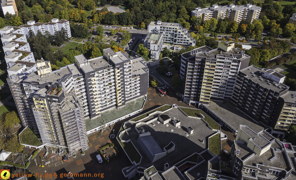 15.10.2021 - Marx-Zentrum, die kleinere Wohnanlage am Karl-Marx-Ring 52-62, Alexisquartier und Grundschule in Neuperlach