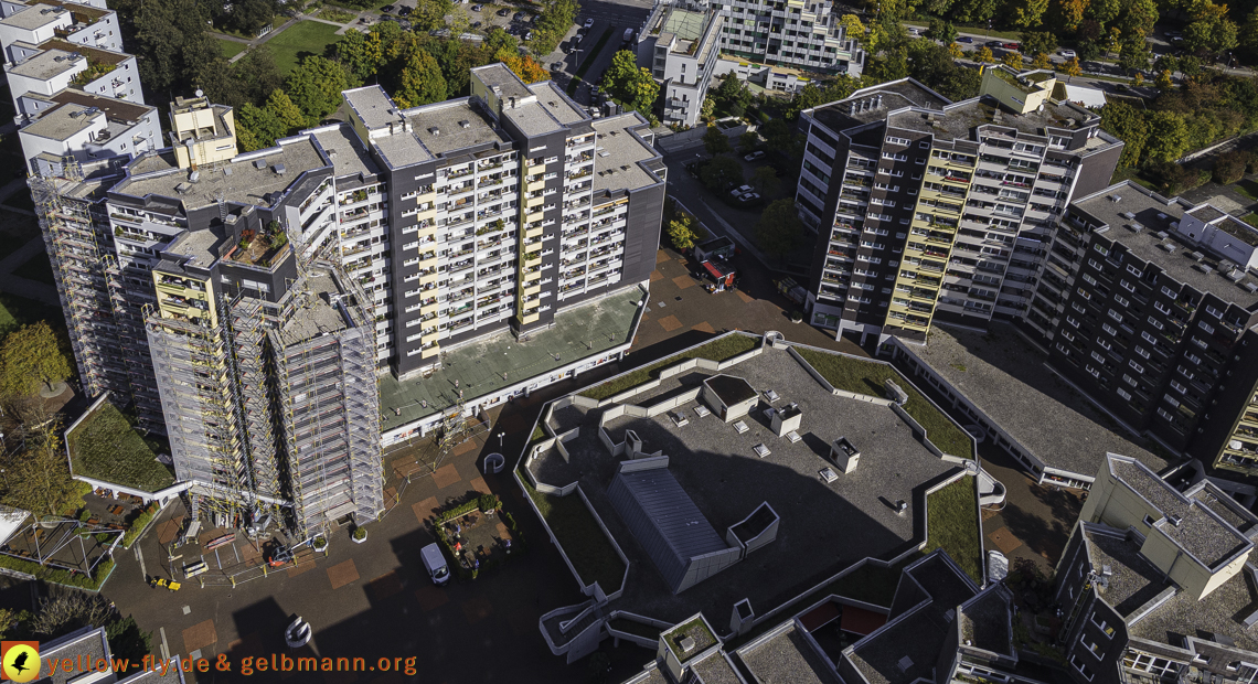 15.10.2021 - Marx-Zentrum, die kleinere Wohnanlage am Karl-Marx-Ring 52-62, Alexisquartier und Grundschule in Neuperlach