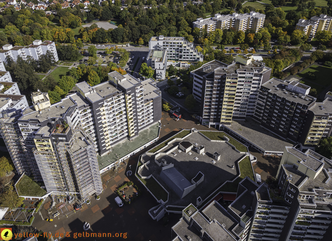 15.10.2021 - Marx-Zentrum, die kleinere Wohnanlage am Karl-Marx-Ring 52-62, Alexisquartier und Grundschule in Neuperlach