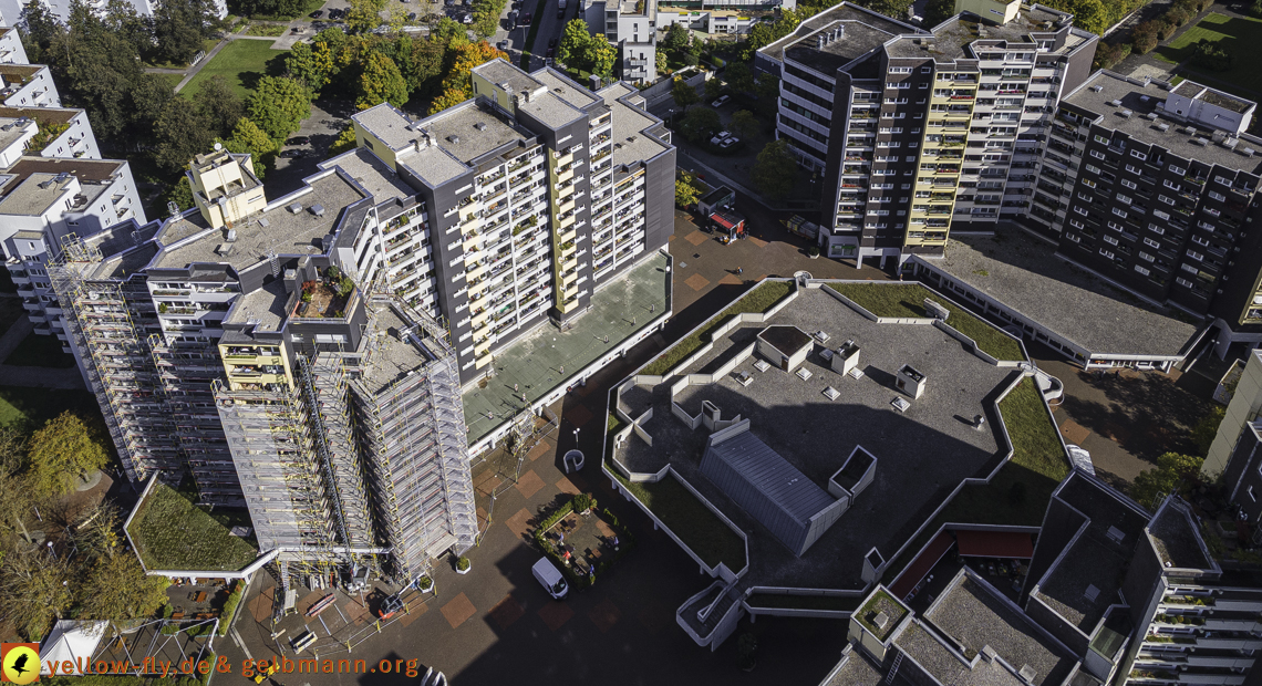 15.10.2021 - Marx-Zentrum, die kleinere Wohnanlage am Karl-Marx-Ring 52-62, Alexisquartier und Grundschule in Neuperlach