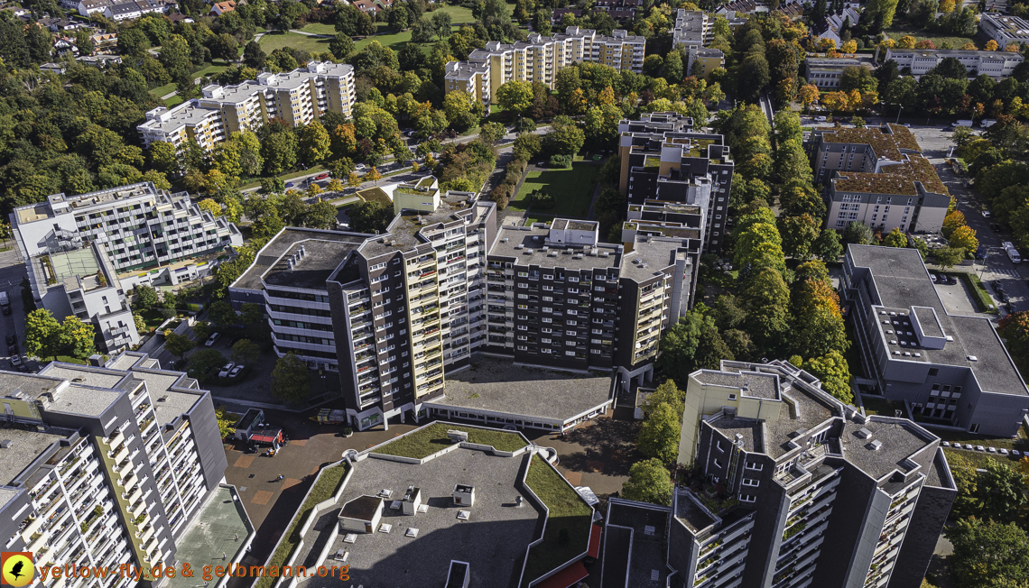 15.10.2021 - Marx-Zentrum, die kleinere Wohnanlage am Karl-Marx-Ring 52-62, Alexisquartier und Grundschule in Neuperlach