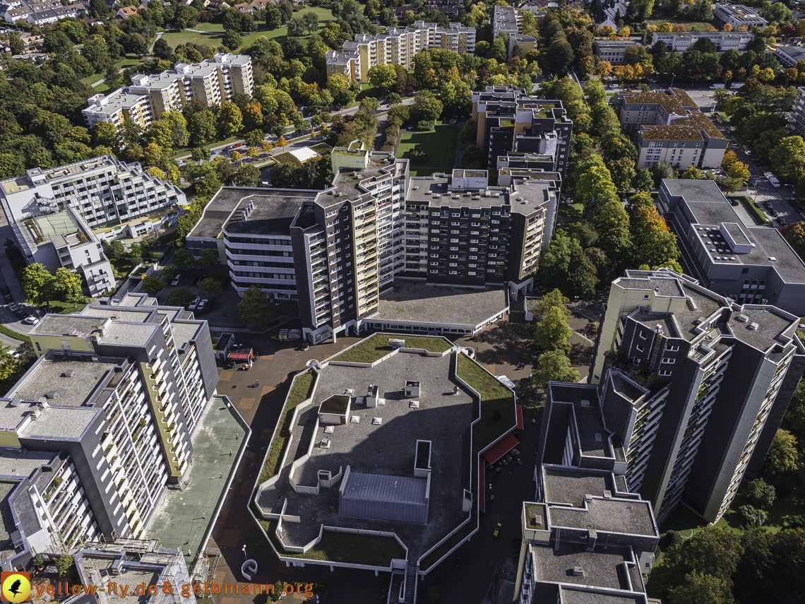 15.10.2021 - Marx-Zentrum, die kleinere Wohnanlage am Karl-Marx-Ring 52-62, Alexisquartier und Grundschule in Neuperlach