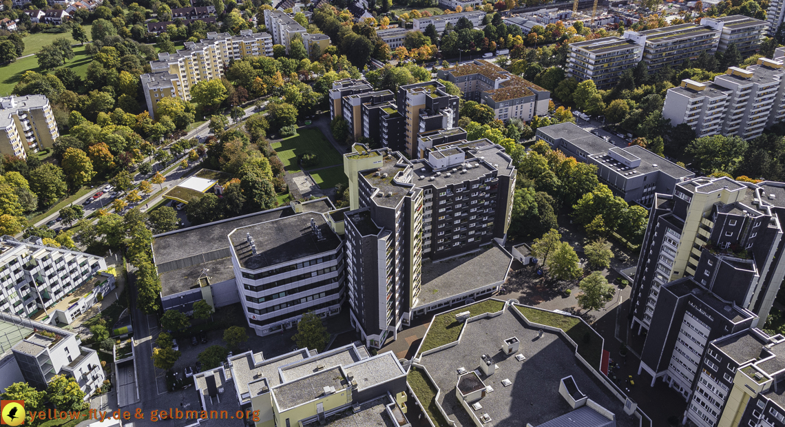 15.10.2021 - Marx-Zentrum, die kleinere Wohnanlage am Karl-Marx-Ring 52-62, Alexisquartier und Grundschule in Neuperlach
